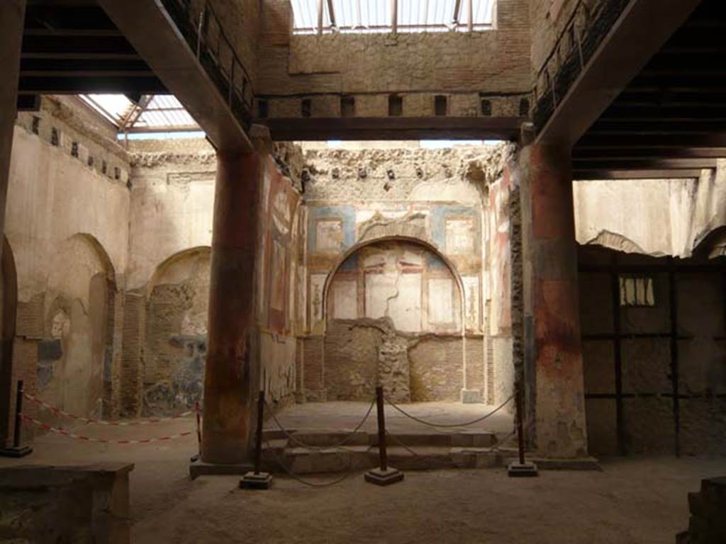 VI.21 Herculaneum. August 2013. Looking south. On the west side (right) of the shrine was the caretaker’s room, in Opus craticium. A skeleton, perhaps of the caretaker, was found here lying on the bed. Photo courtesy of Buzz Ferebee.